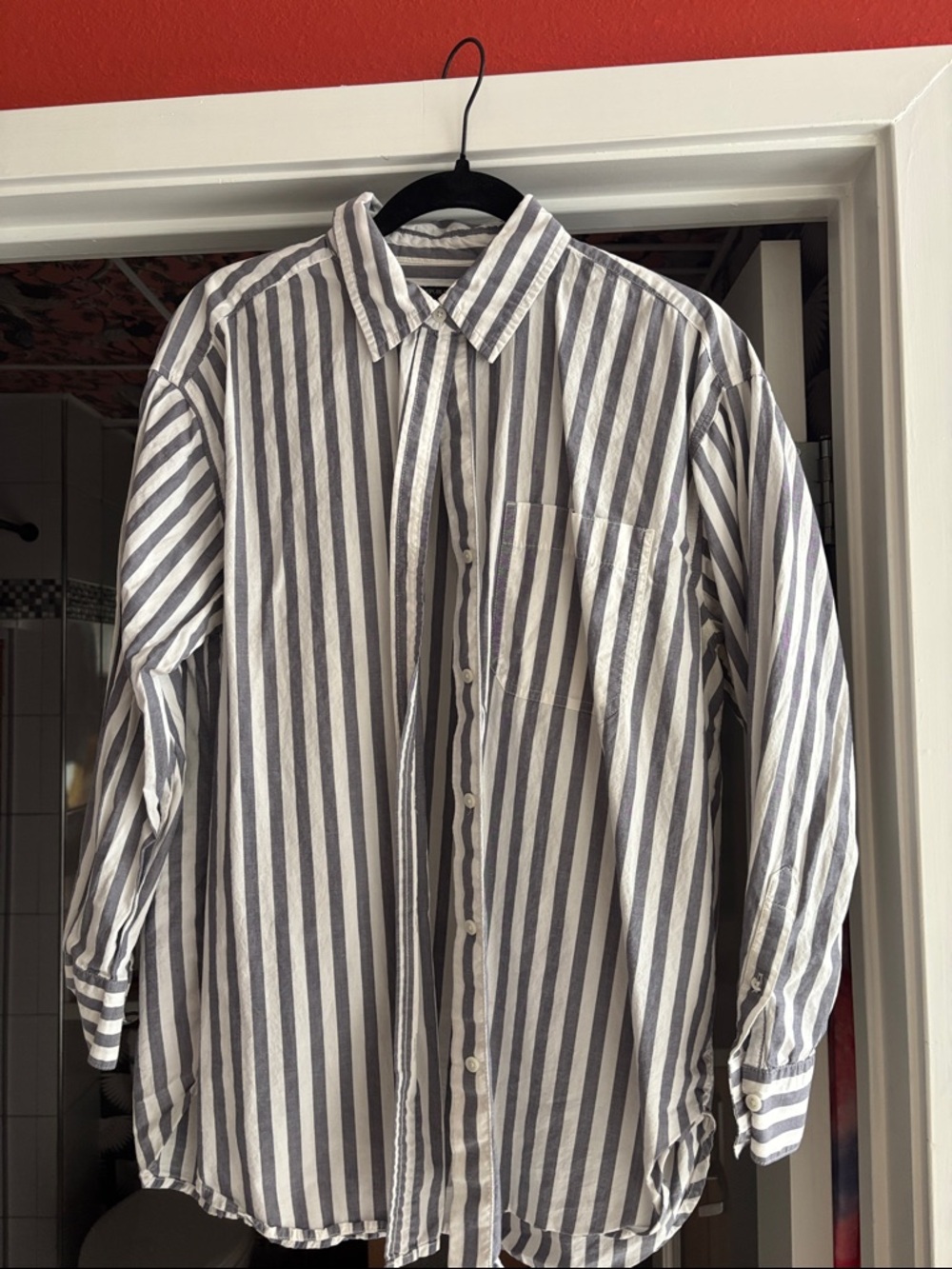 Banana Republic White and Gray Vertical Stripe Button-Down Shirt